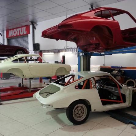 Restauration complète Porsche 911 2.0 1966 ivoire & Porsche 911 2.0s 1967 rouge
