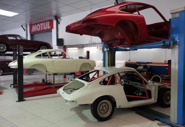 Restauration complète Porsche 911 2.0 1966 ivoire & Porsche 911 2.0s 1967 rouge